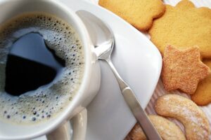 Eine Tasse Kaffee mit Keksen