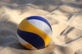 Ein Volleyball im Sand
